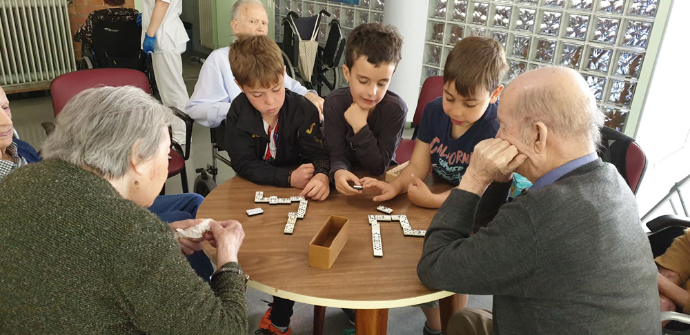 Alumnado compartiendo una actividad con personas mayores