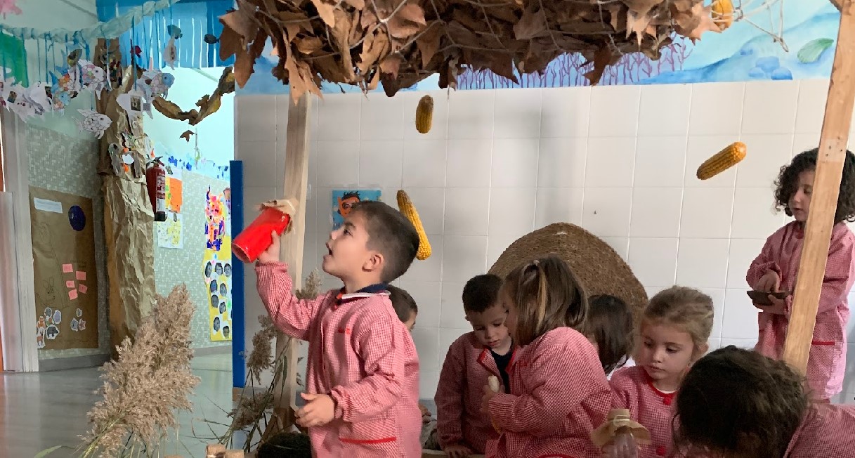 Alumnado desarrollando un proyecto escolar