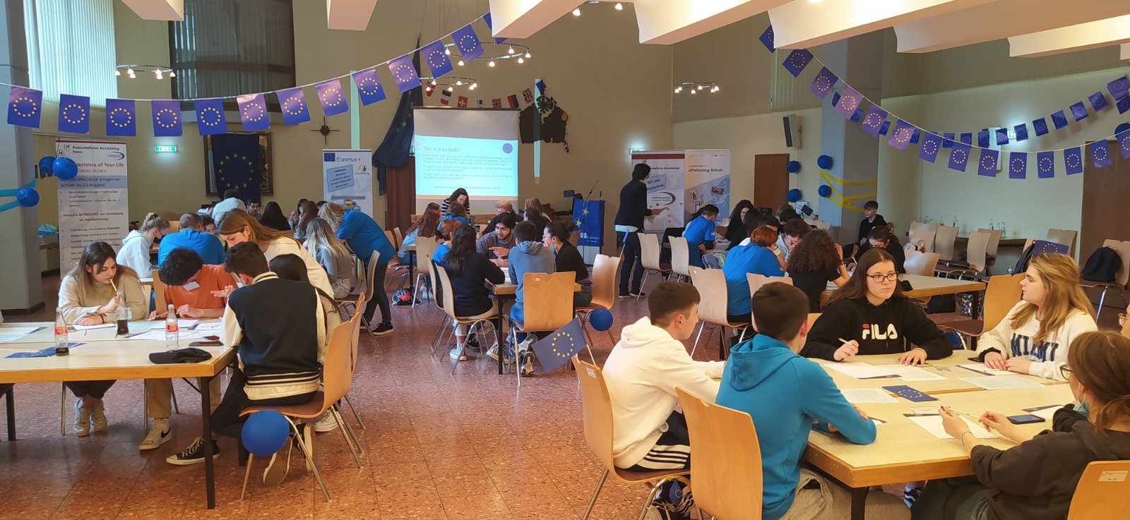 Alumnado de Secundaria trabajando en el aula