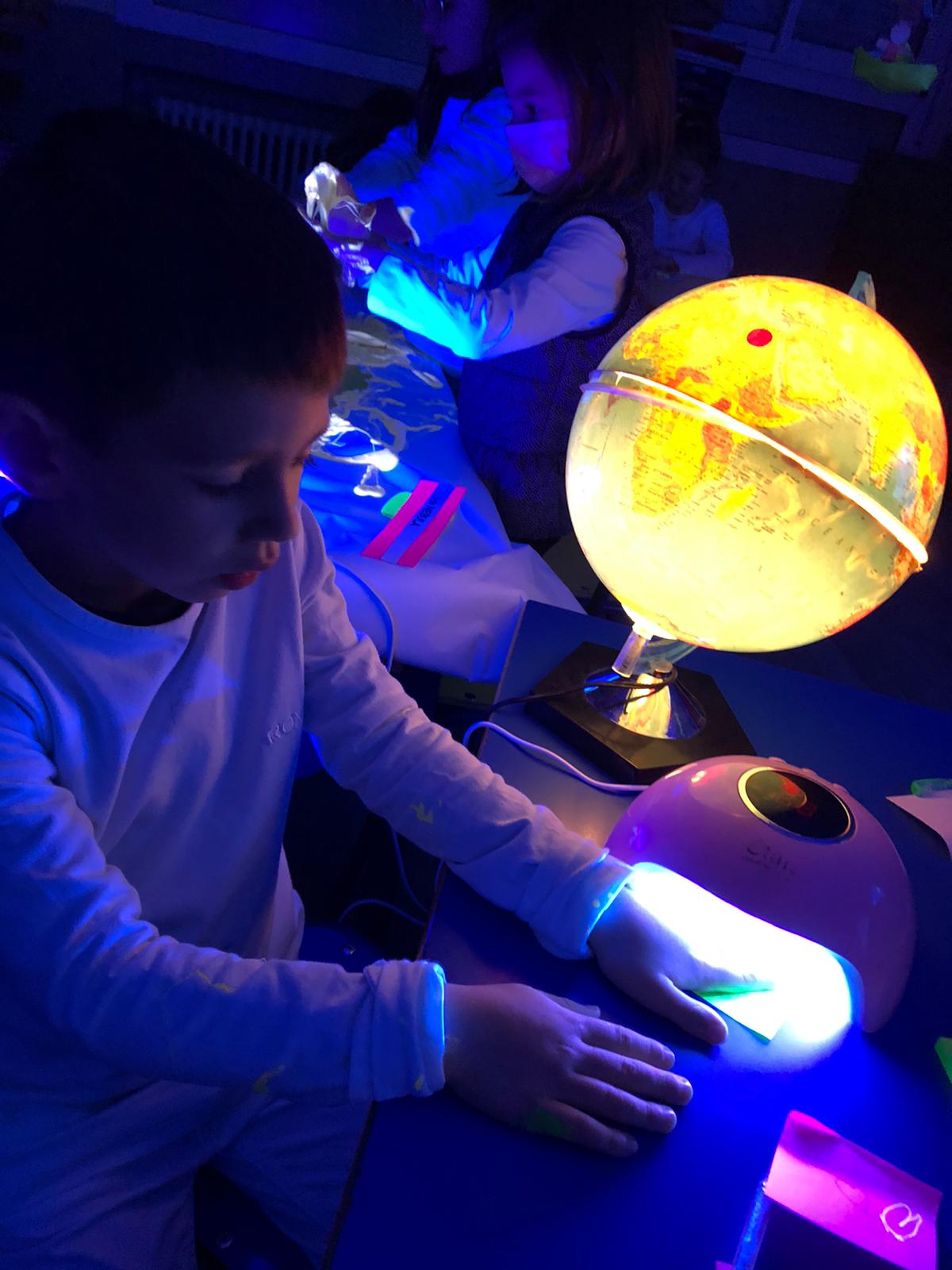 Niña de Educación Infantil explorando un espacio de luz