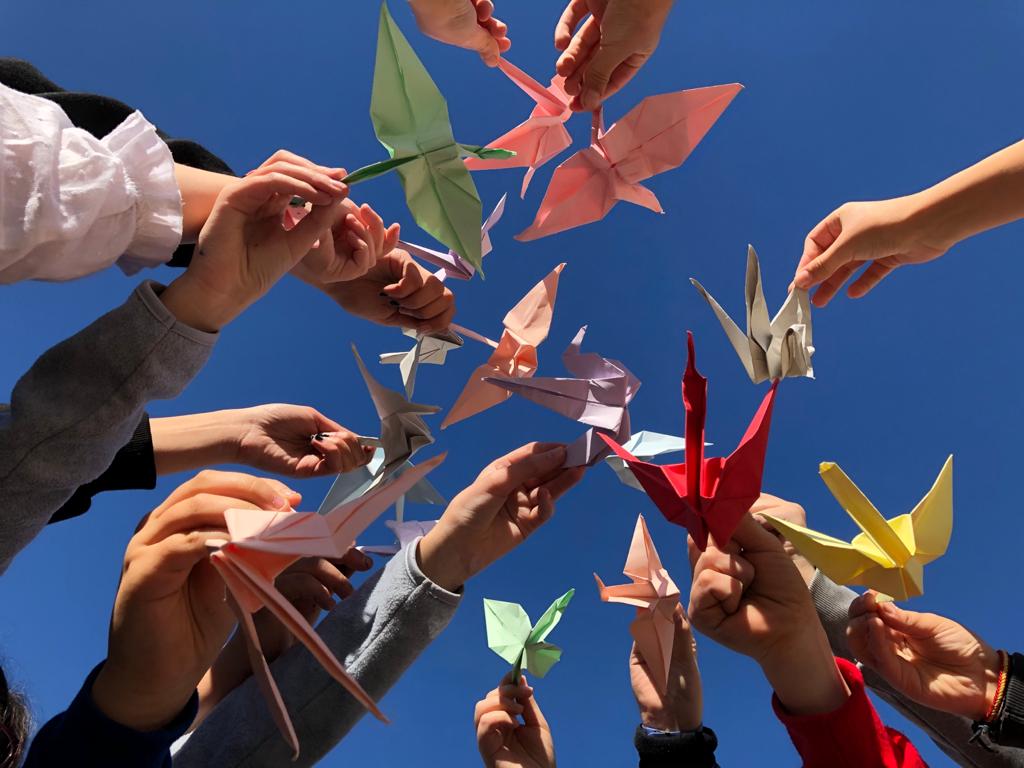 Alumnado de Primaria creando figuras de papel