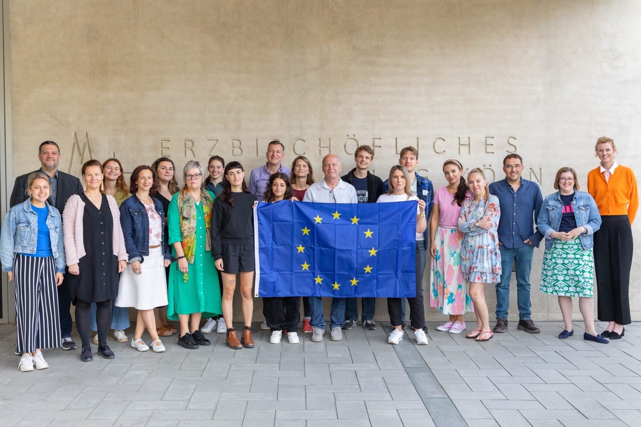 Participantes en un proyecto europeo del Colegio Santa Ana con la bandera de la Unión Europea