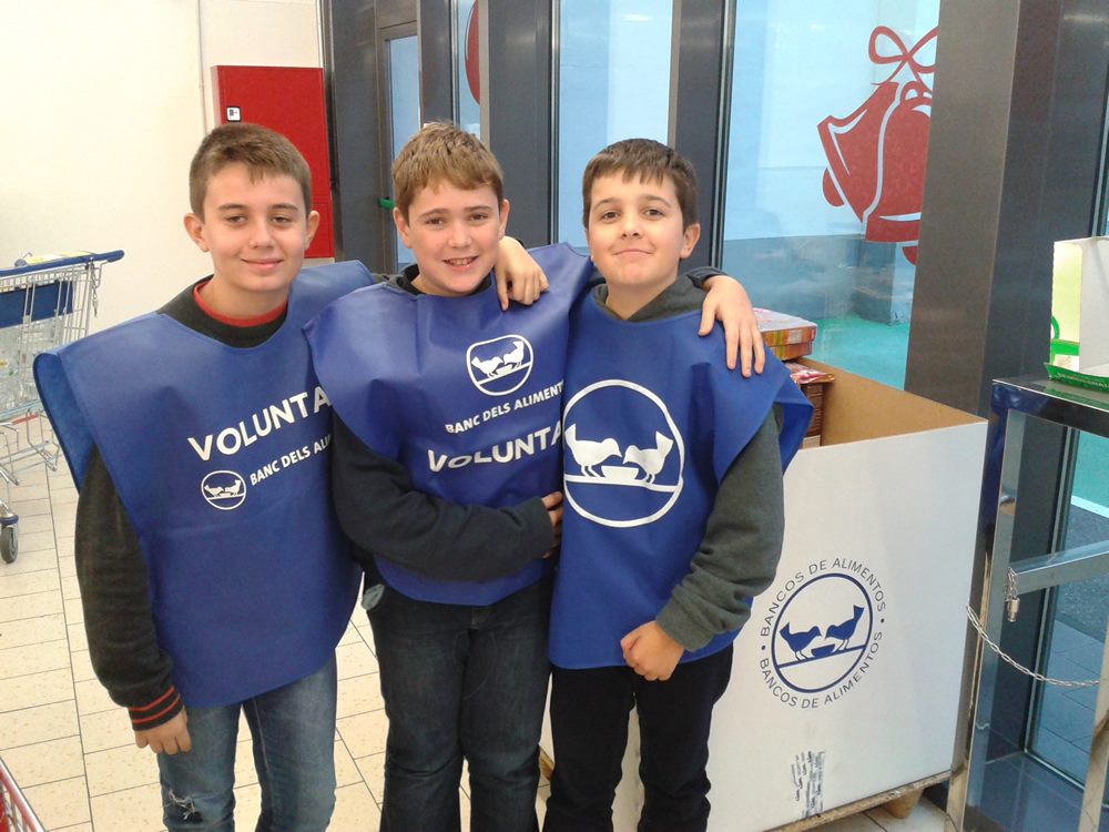 Alumnado de Secundaria colaborando como voluntariado en el Banco de Alimentos