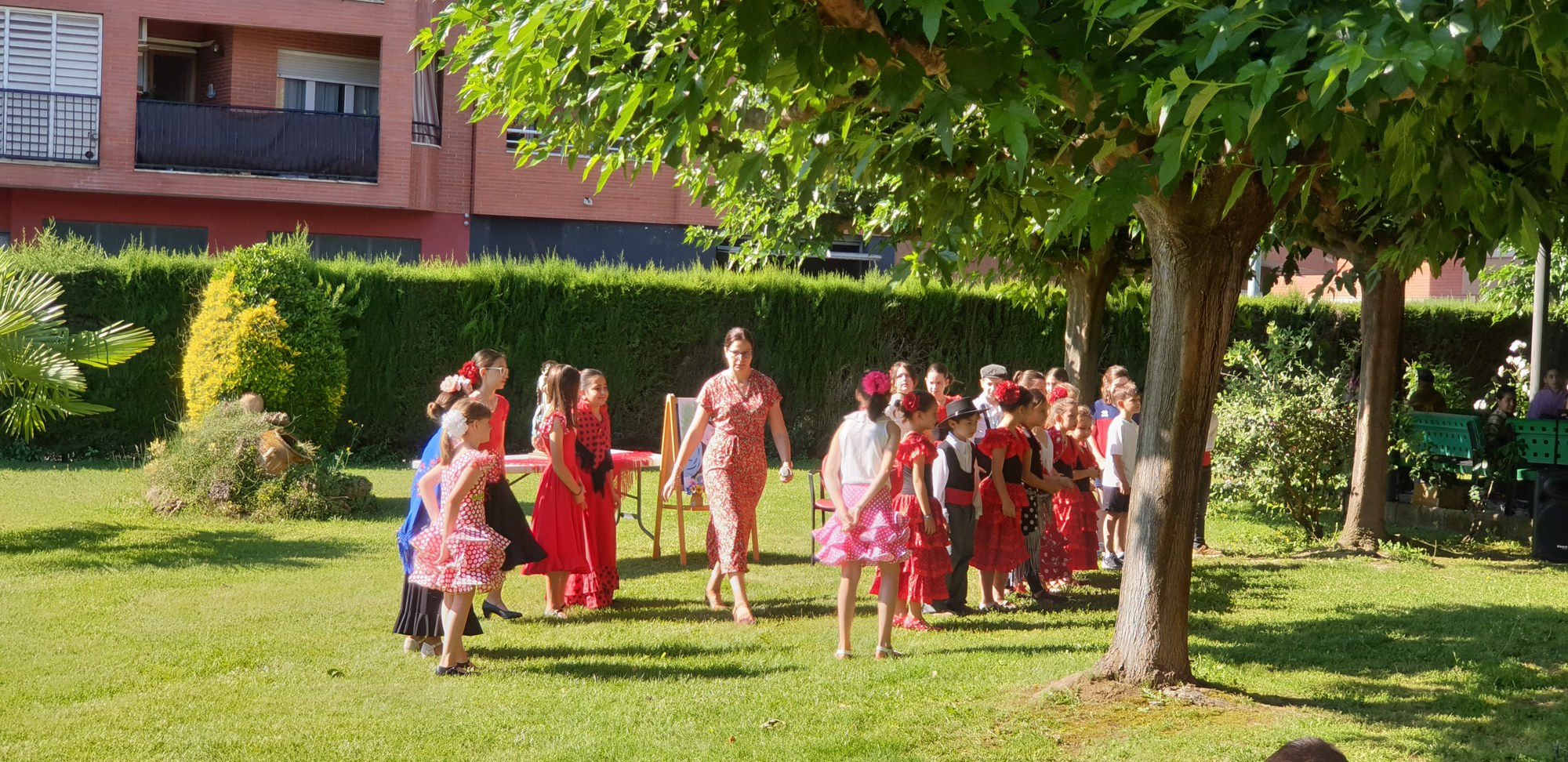 Alumnado participando en una actividad artística al aire libre