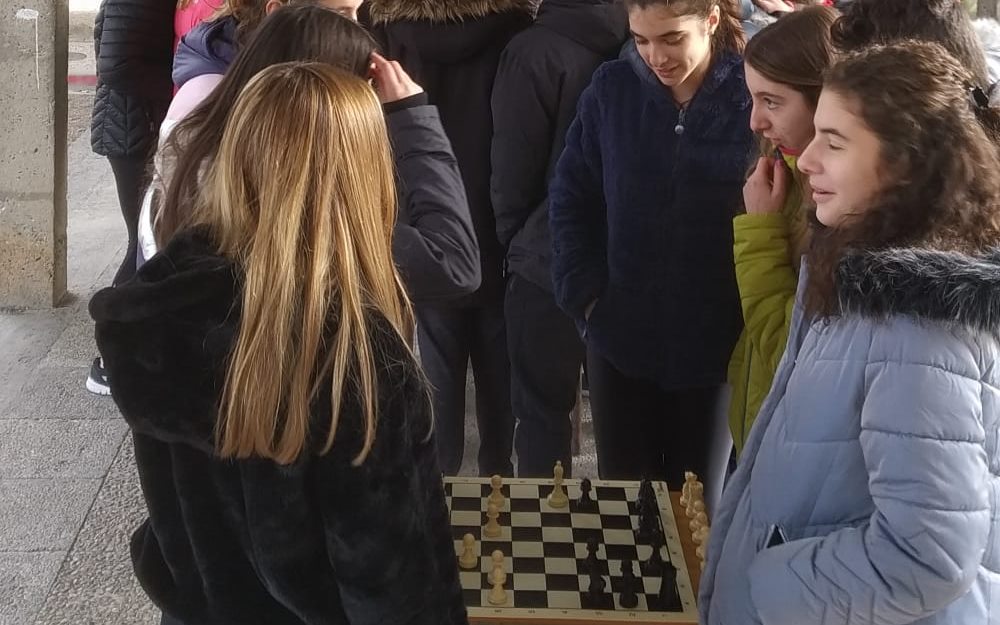 Alumnado de Secundaria participando en una actividad de ajedrez