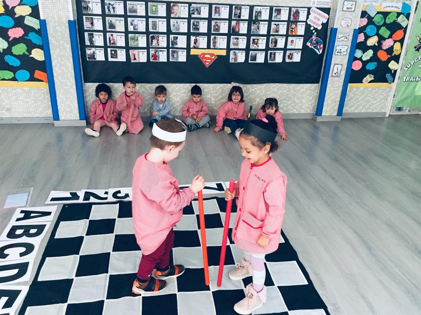 Alumnado de Infantil aprendiendo ajedrez sobre un tablero gigante