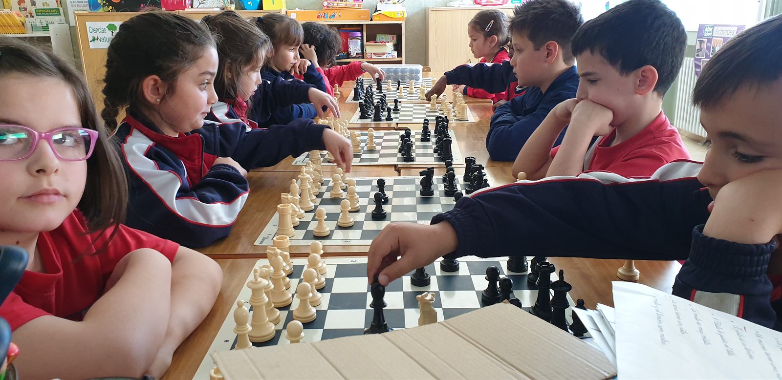 Alumnado de Primaria jugando varias partidas de ajedrez