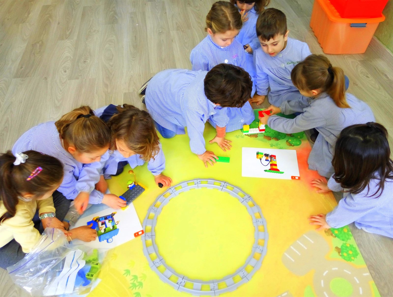 Alumnado de Infantil construyendo y experimentando con robótica
