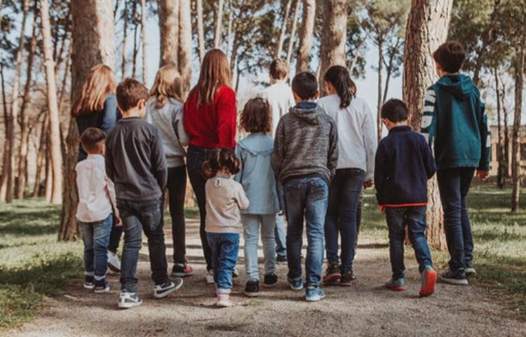 Grupo de alumnado de distintas edades caminando juntos