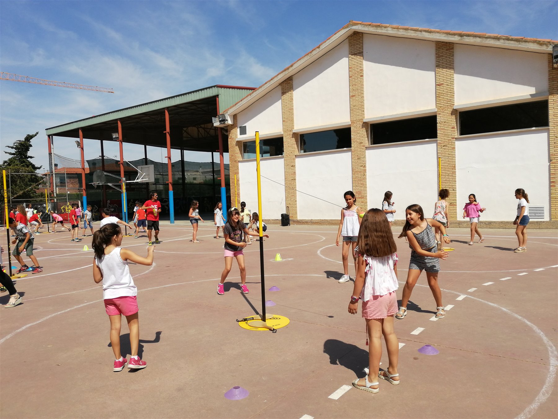 Actividad educativa al aire libre en el Colegio Santa Ana